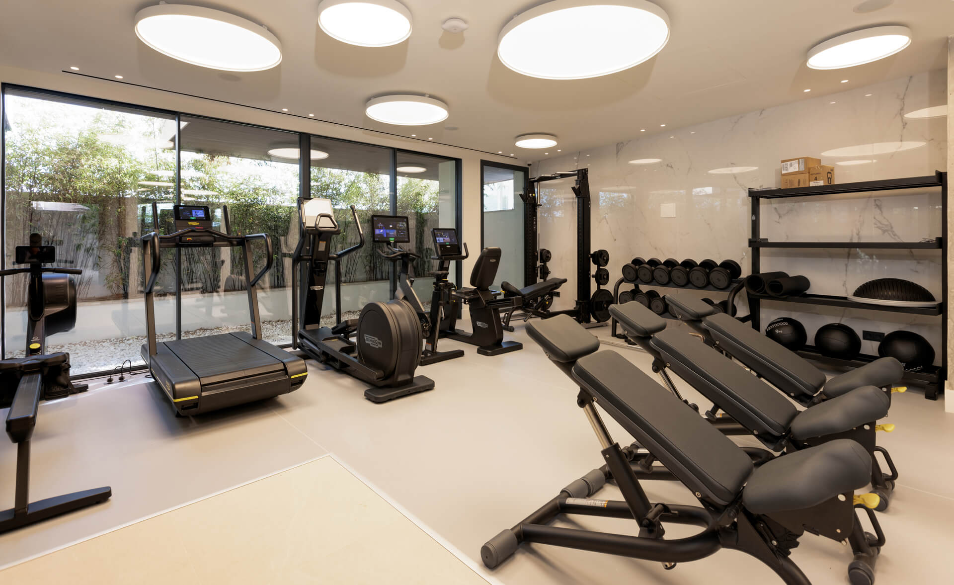 Volledig uitgeruste fitnessruimte