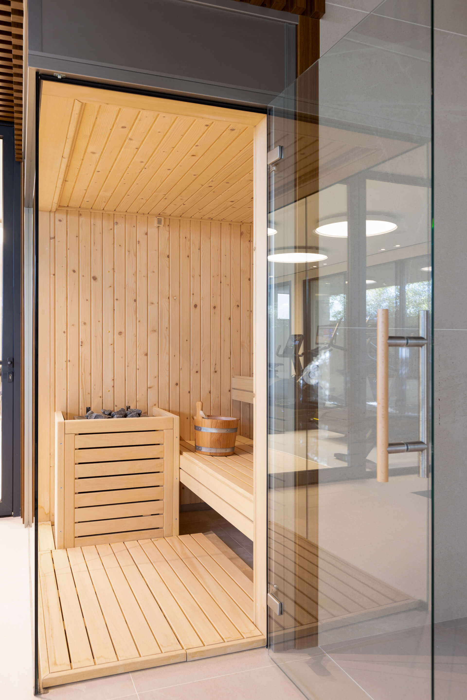 Houten sauna met glazen deur