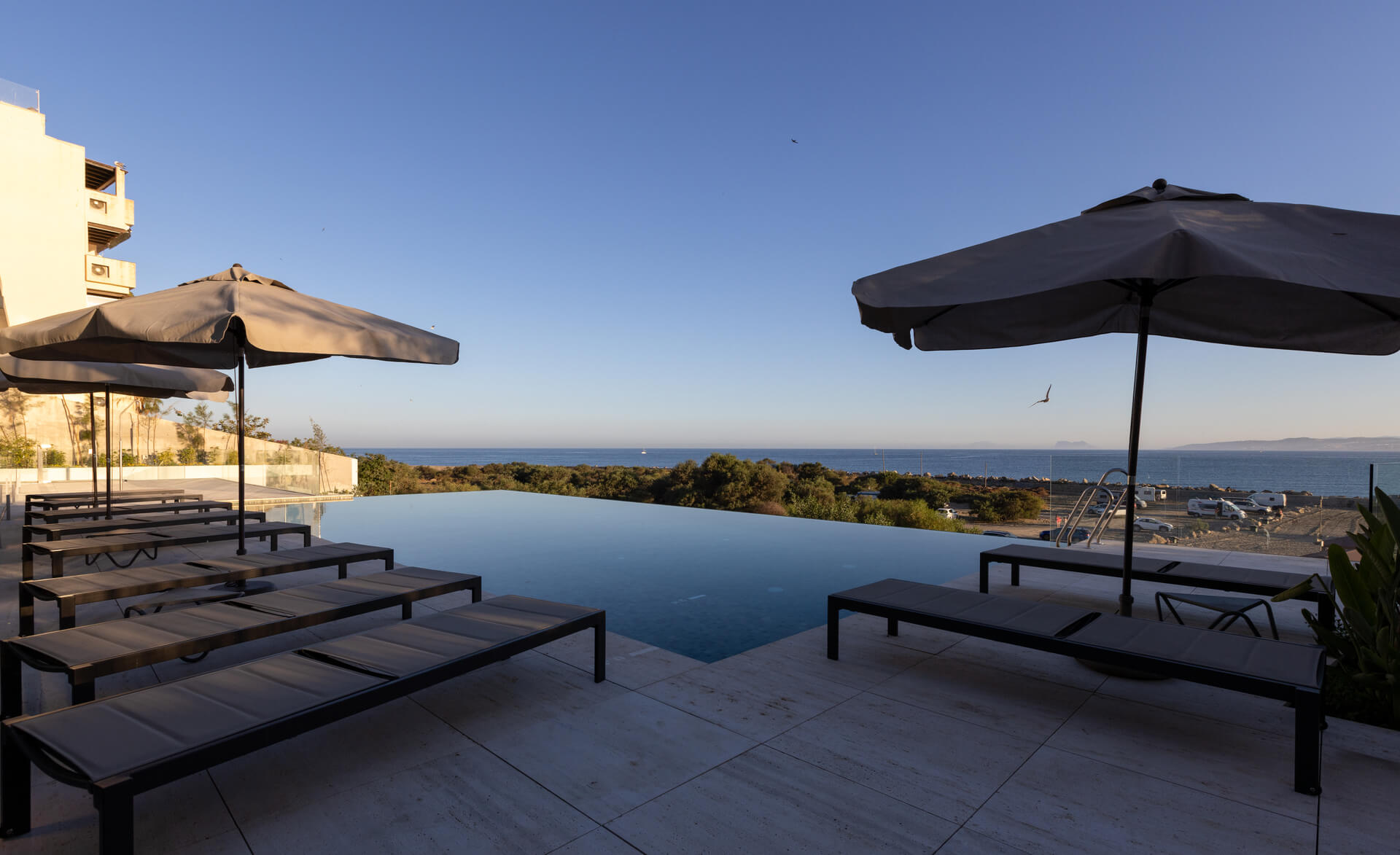Infinity pool met zicht op zee