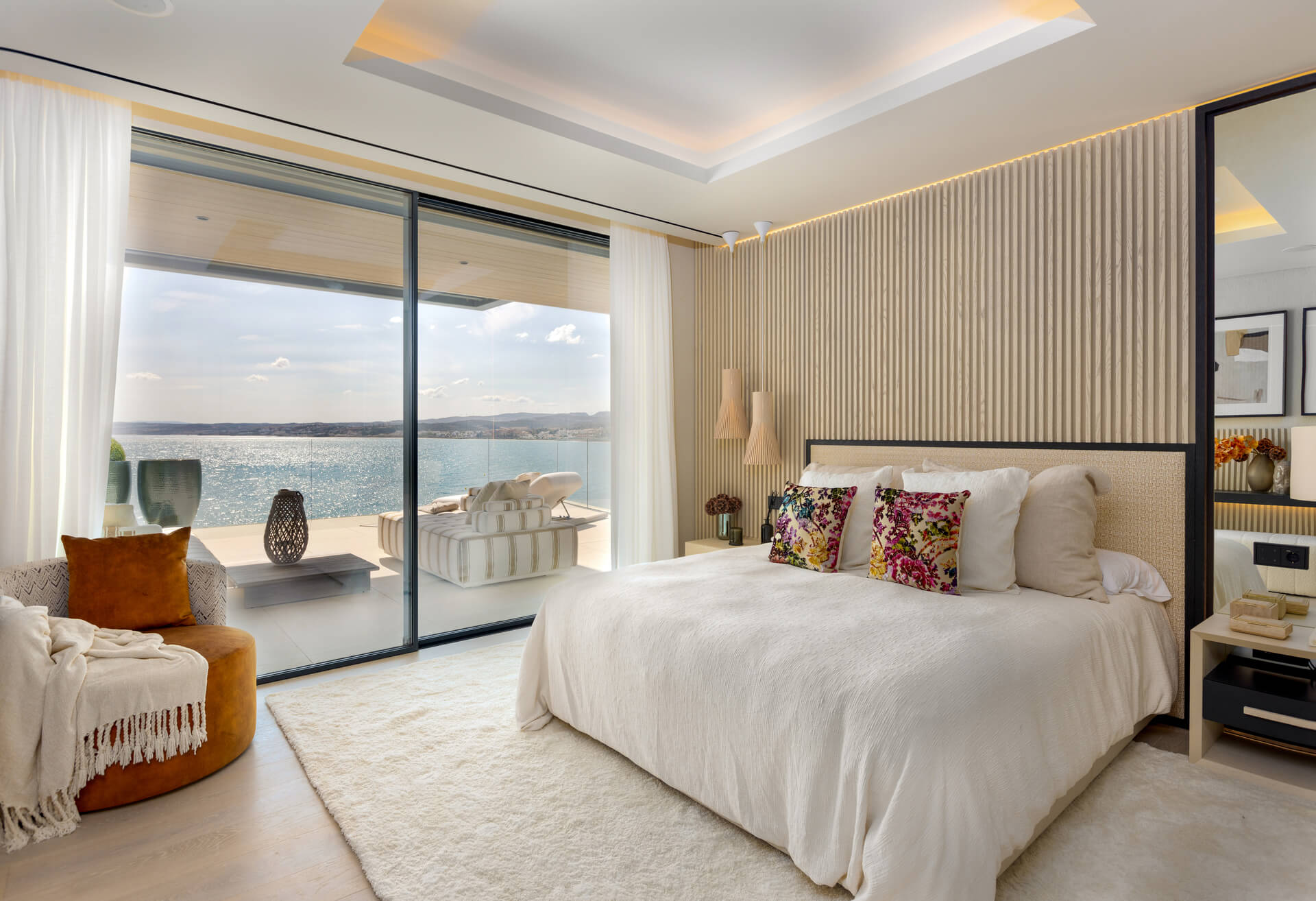 Slaapkamer met panoramisch zeezicht