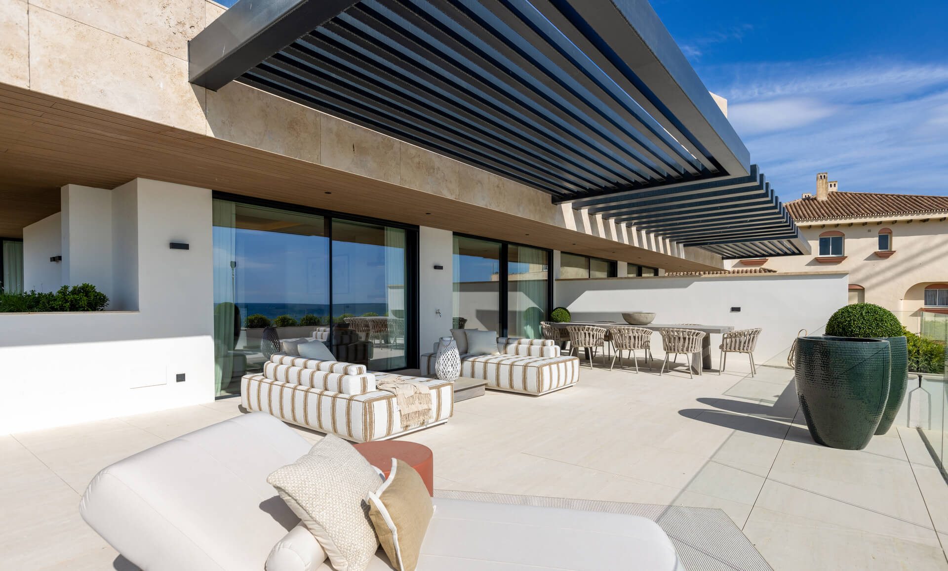 Terras met pergola en eettafel