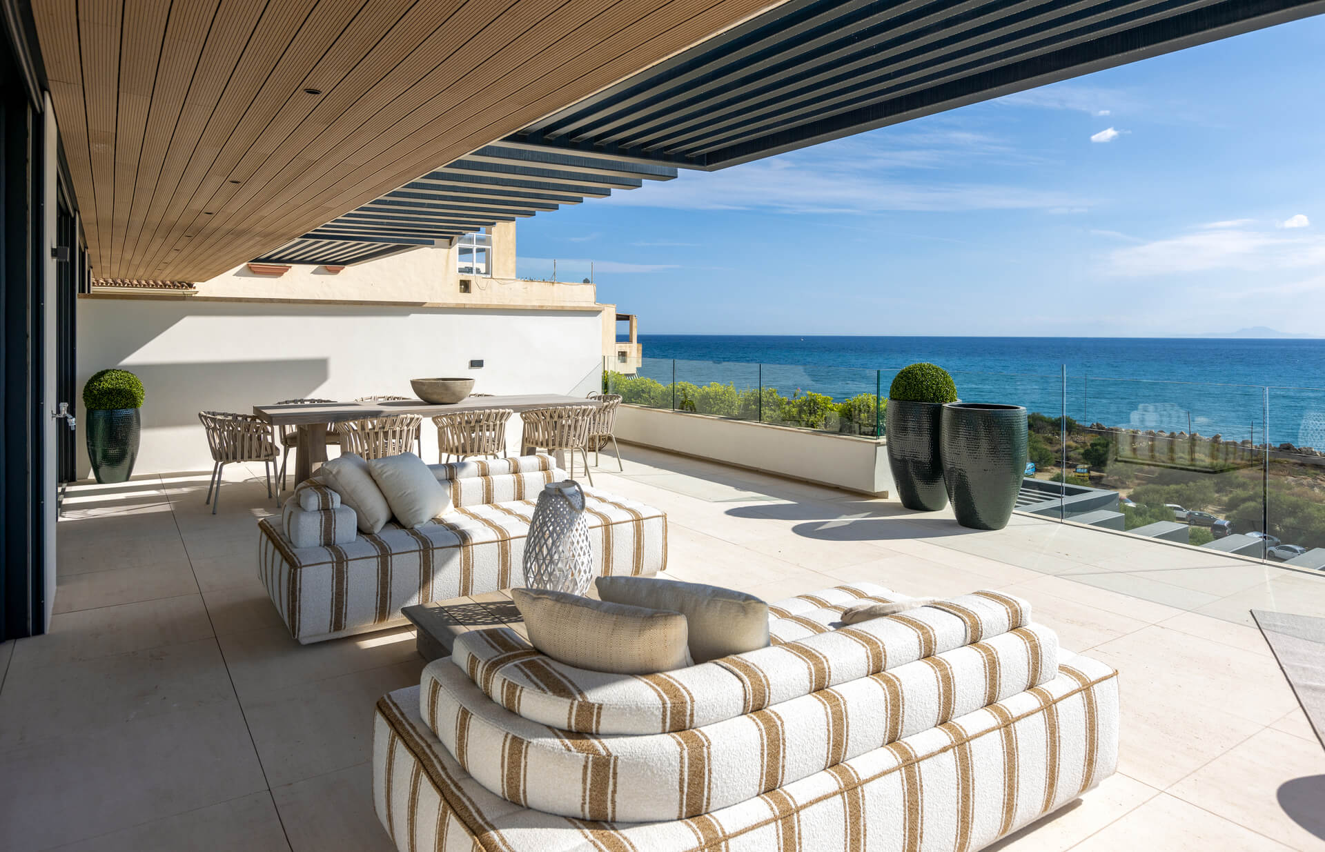 Loungeterras met panoramisch zicht op zee