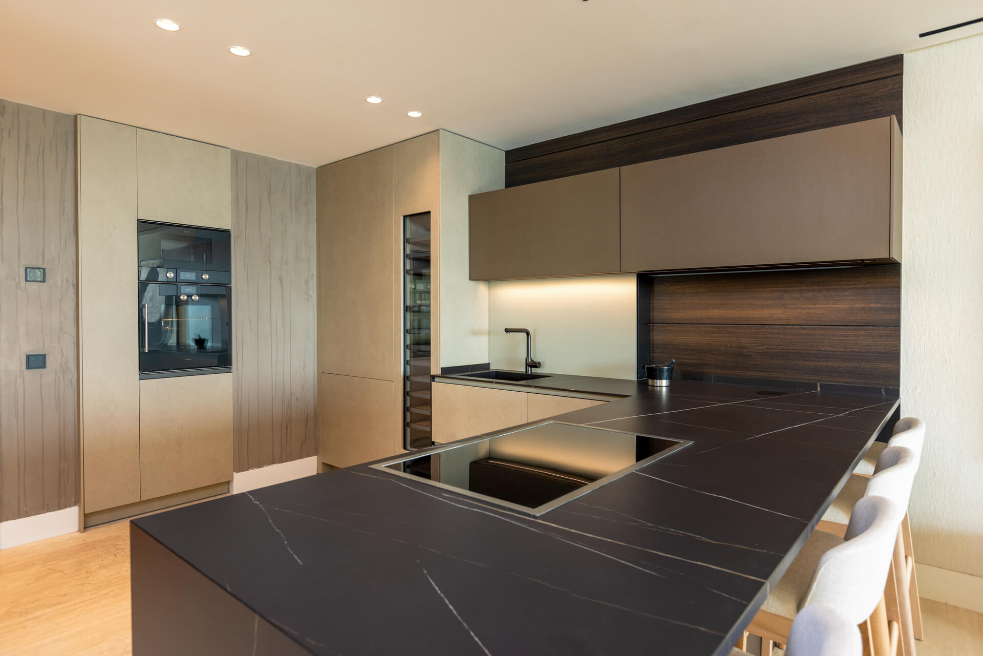 Moderne open keuken met natuurstenen werkblad