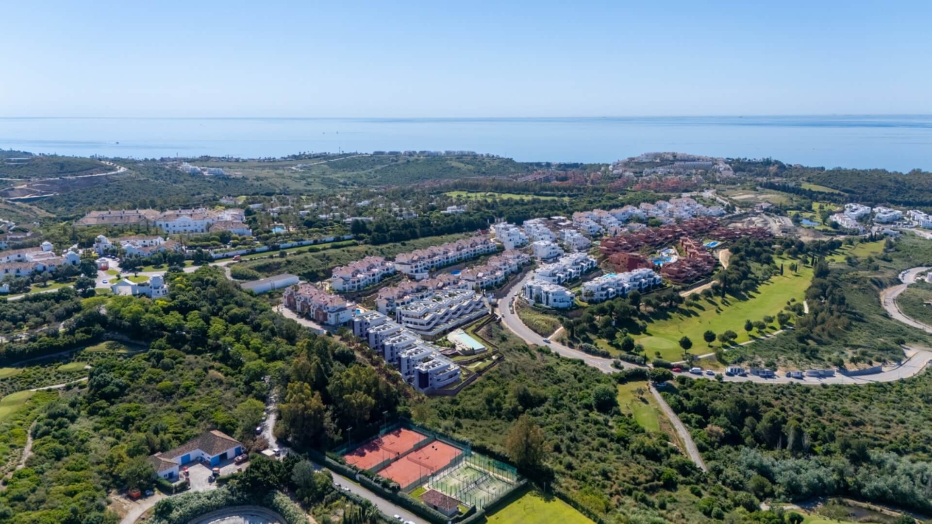 Luchtfoto van het complex tussen de golfbaan