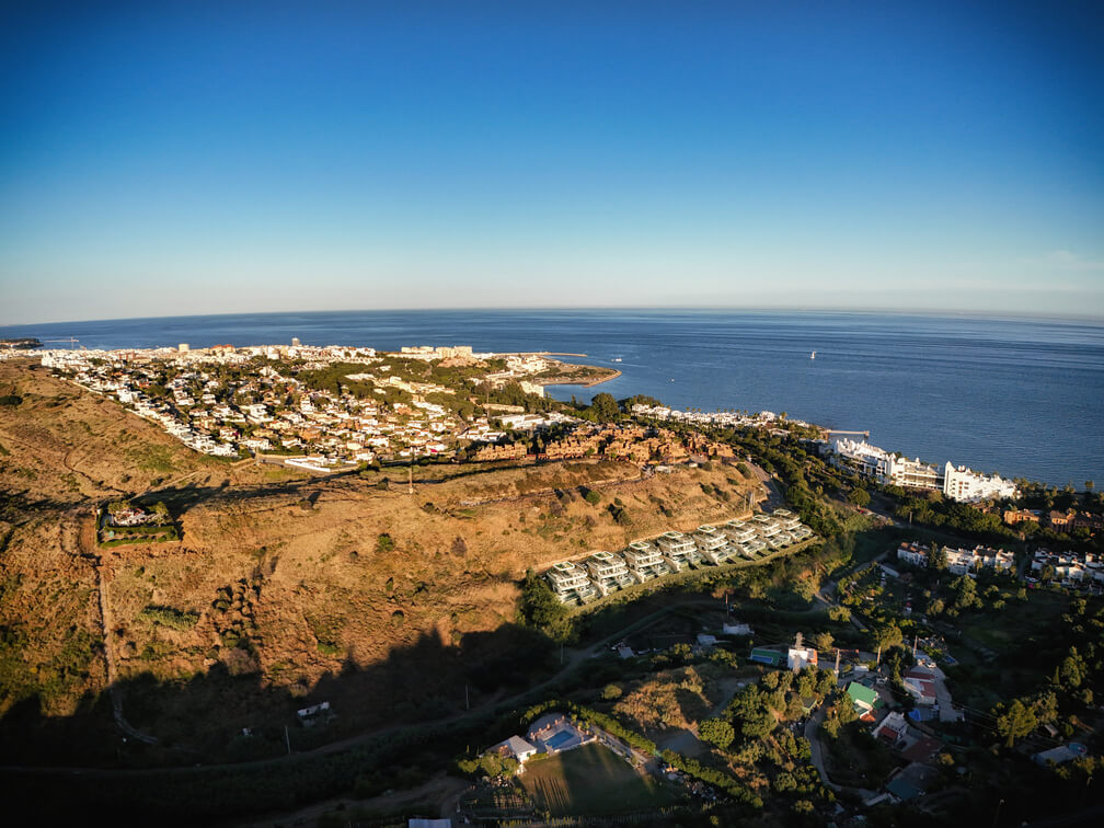 Luchtfoto van de kust bij Estepona