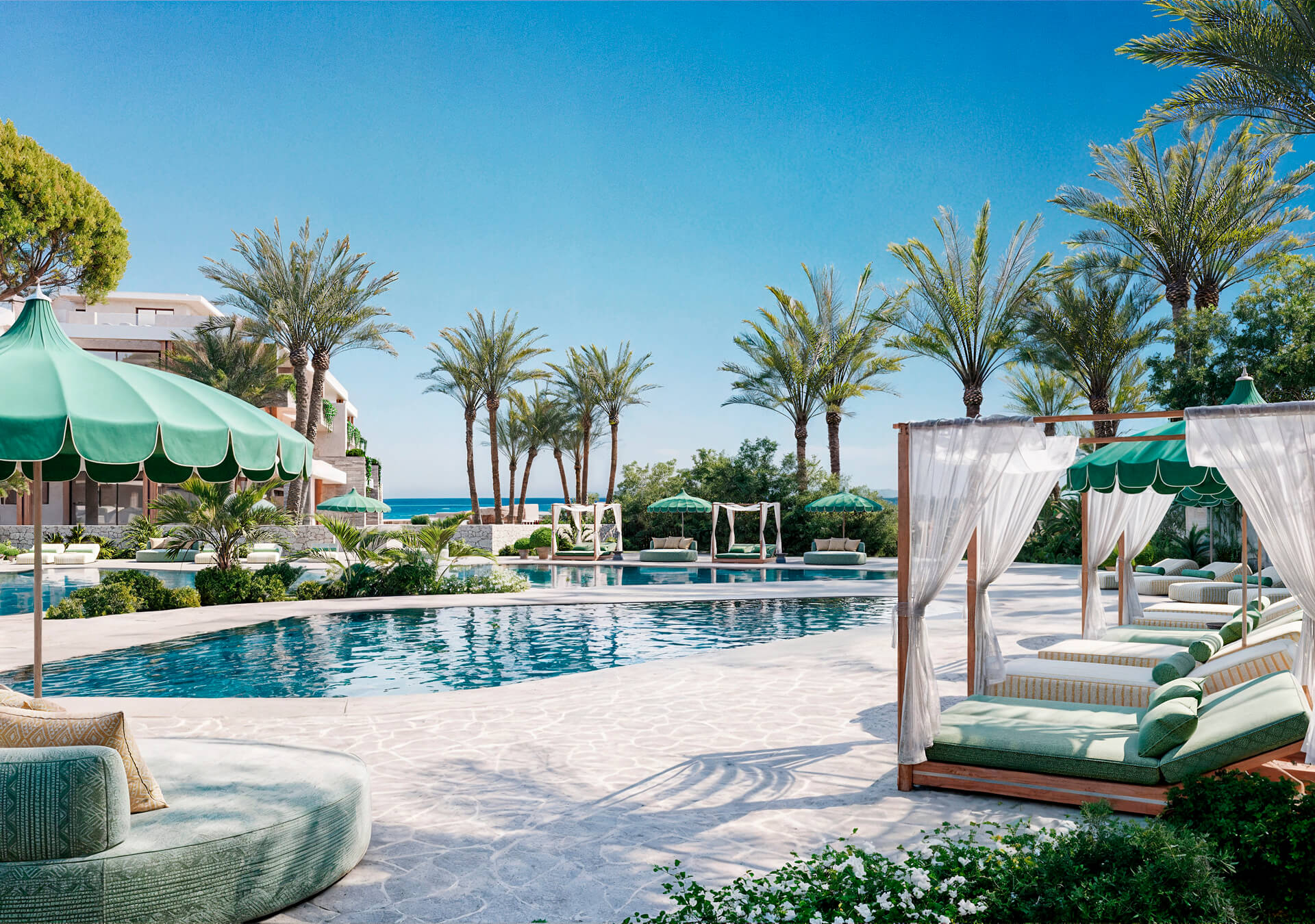 Buitenzwembad met cabana's en loungezones