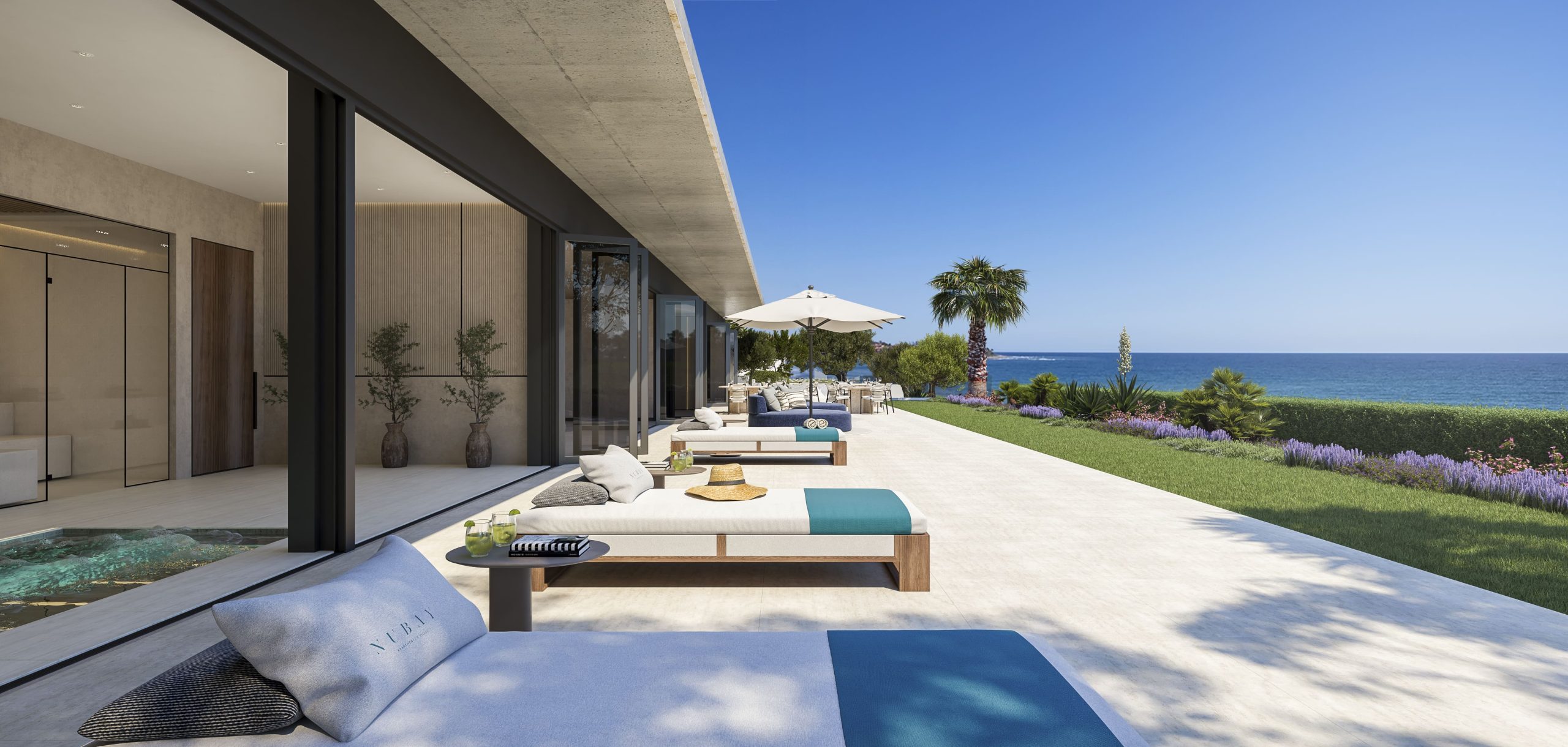 Zwembad met loungezone en zicht op zee